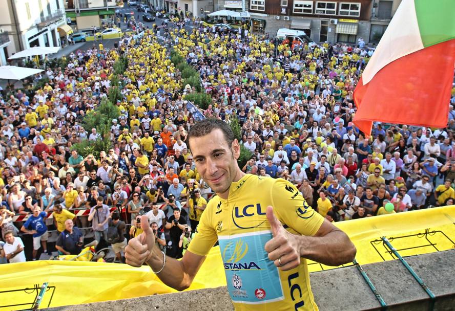 Nibali si affaccia al comune di Lamporecchio davanti a centinaia di tifosi. ANSA